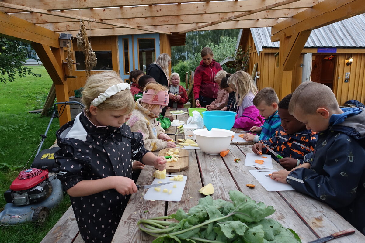 Barn lager mat sammen i matverkstedet